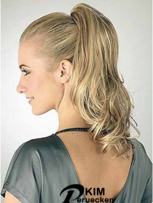 Große gewellte blonde Pferdeschwänze