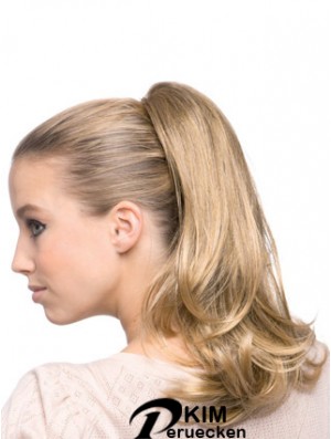 Stil Wellenförmige blonde Pferdeschwänze